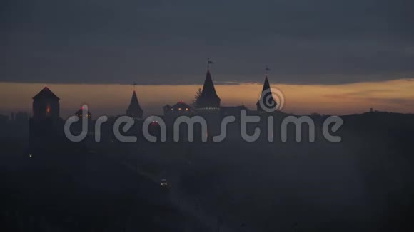 旧堡垒卡梅内茨市的石头城堡波多尔斯基乌克兰傍晚的浓雾笼罩着城堡视频的预览图