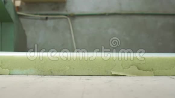 在一家家具厂里一个年轻人把泡沫切割成沙发视频的预览图