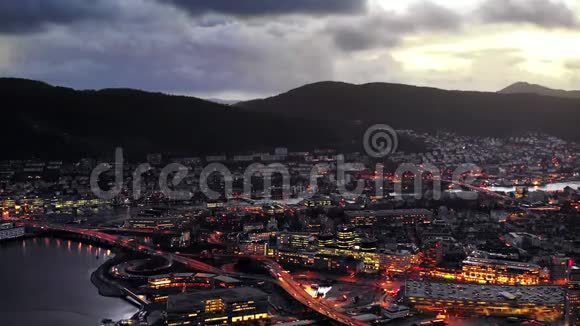 晚上鸟瞰挪威卑尔根五彩缤纷的多云天空视频的预览图