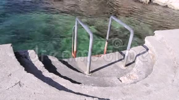 用于游泳的扶手和海边的楼梯有扶手的楼梯通向大海波浪海岸栏杆水海滩视频的预览图