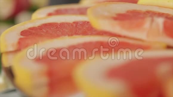 在一个漂亮的盘子上切下的橘子放在一个漂亮的硬盘上视频的预览图