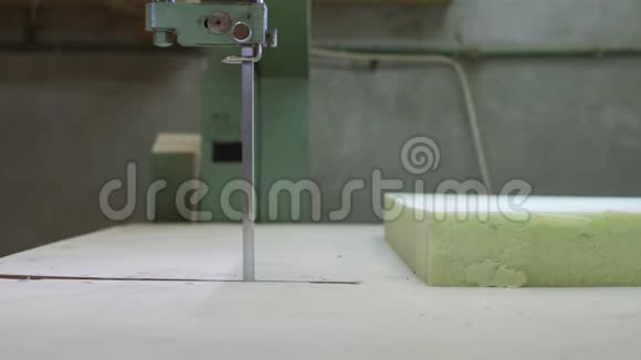 在一家家具厂里一个年轻人把泡沫切割成沙发视频的预览图