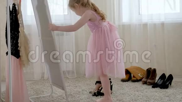 小女孩在试穿木乃伊鞋子视频的预览图