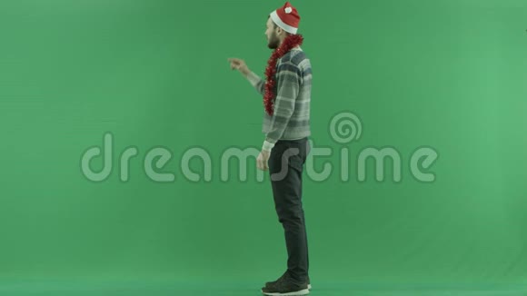 虚拟现实中的小胡子男人触摸屏幕绿色彩键背景视频的预览图