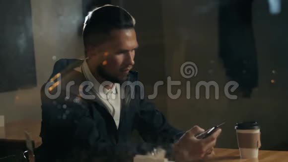 男子语音识别与智能手机在咖啡厅餐厅等待订单学生男性使用信息音频助手查找器视频的预览图