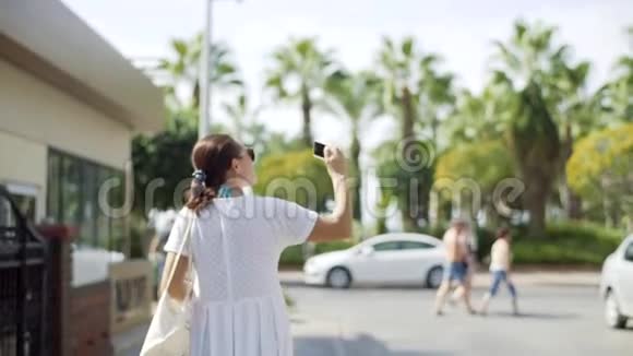 度假旅行中使用电话拍照女人用智能手机拍照享受假期旅行视频的预览图