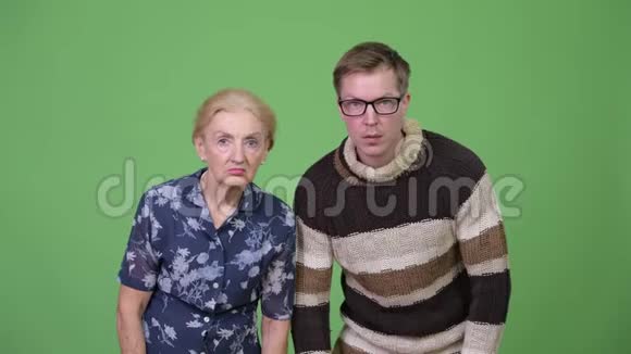 外婆和外孙看起来很震惊视频的预览图