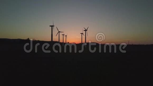 无人机日落时的风力发电站浪漫的夜晚和生态清洁电力的现代技术保护t视频的预览图