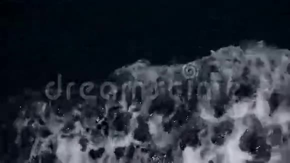 航行时海水中的气泡视频的预览图