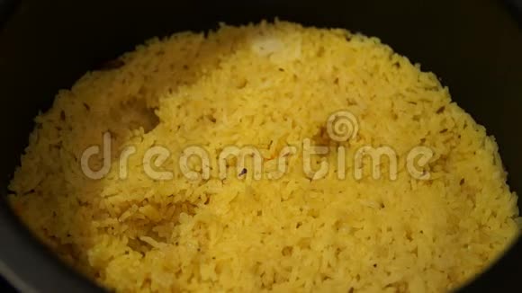 厨师烹饪皮拉夫烹饪过程国家食品米饭和肉皮劳视频的预览图