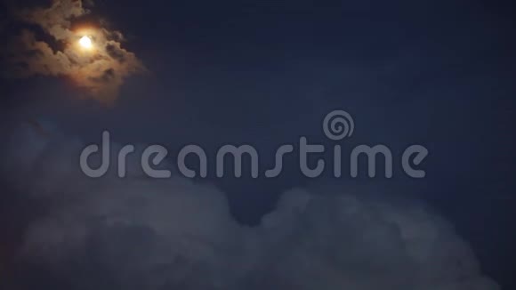 月球环绕地球运行晚霞中的闪电和乌云视频的预览图
