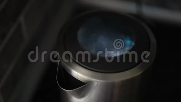 带开水的玻璃电水壶视频的预览图