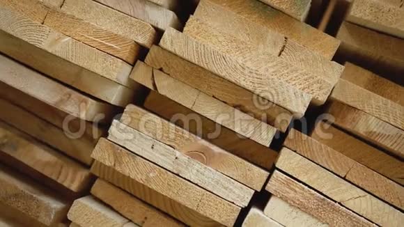 仓库木制原木带加工货架背景的木材旋转视频的预览图