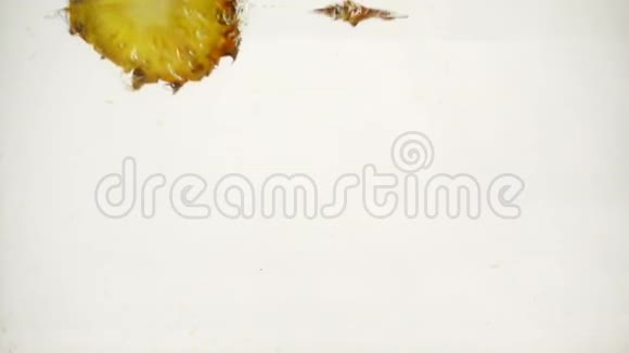 菠萝片落入水中有一股气泡慢动作特写视频的预览图