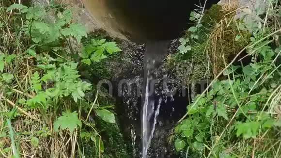 水从管道中流动视频的预览图