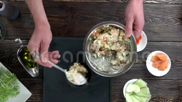 厨师做奥利维尔沙拉视频的预览图