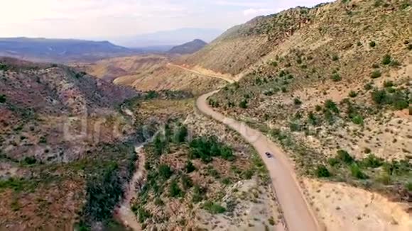 开车在土路上穿过干燥的亚利桑那州沙漠视频的预览图