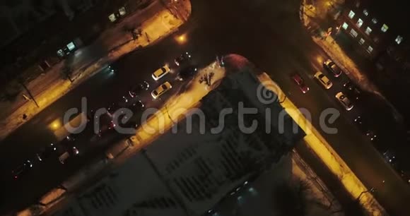 空中景观夜间街道的景色汽车的运动与前灯视频的预览图