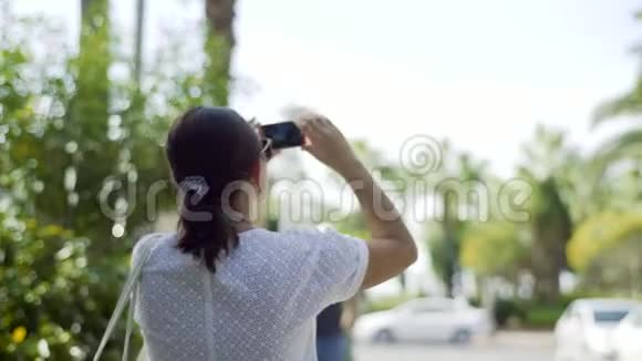 度假旅行中使用电话拍照女人用智能手机拍照享受假期旅行视频的预览图