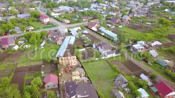 城镇木屋建设的俯视图剪辑农村新木屋建设木制房屋视频的预览图