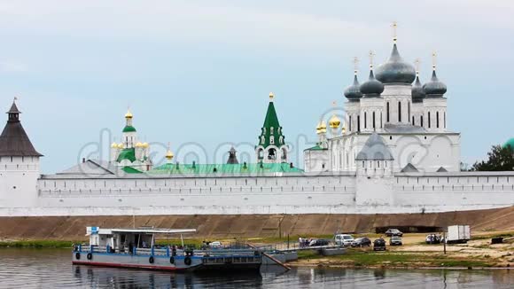 马卡里耶夫修道院的景色视频的预览图
