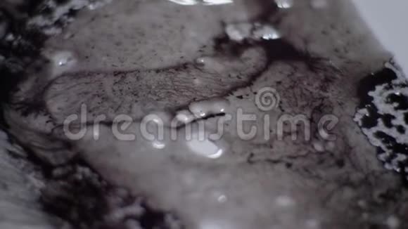油墨飞溅的覆盖墨水溅在水上理想的用于视频混合模式4K视频的预览图