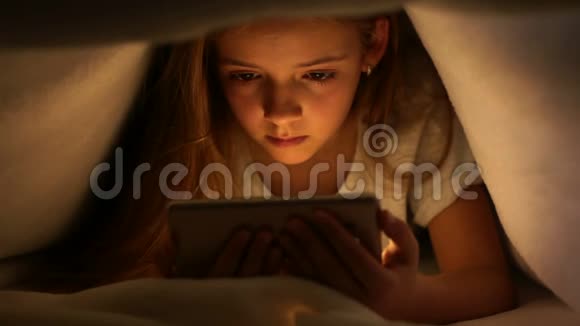 年轻女孩在看智能手机上的在线内容视频的预览图