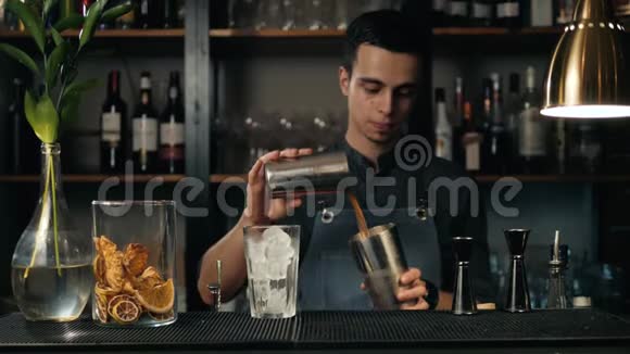 巴曼在餐厅里用柠檬摇床调酒师做柠檬汁装饰鸡尾酒视频的预览图