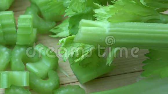 新鲜蔬菜芹菜未煮熟的蔬菜视频的预览图