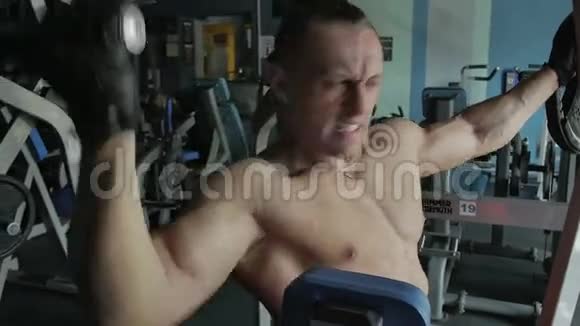 一个男人在健身房里抽他的身体视频的预览图