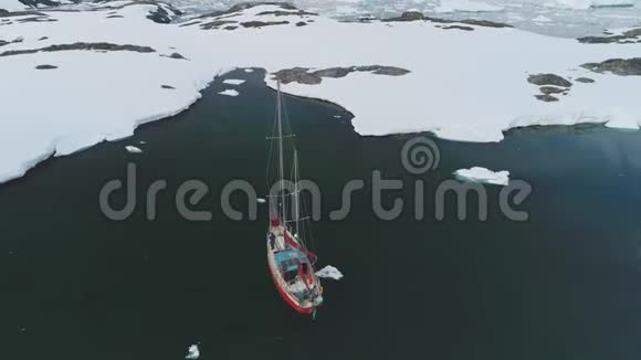 北极冰山海岸鸟瞰游艇航行视频的预览图