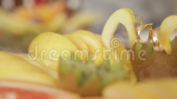 草莓水果的金戒指婚礼概念高清视频的预览图