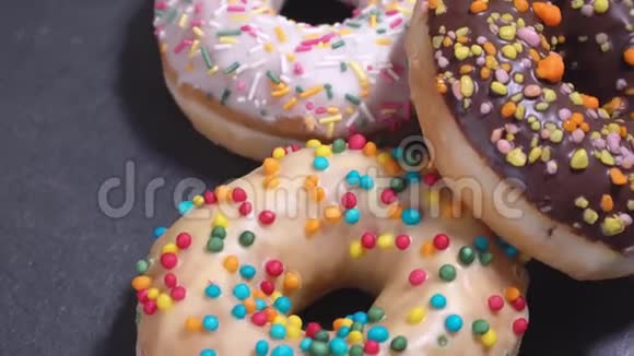 甜圈在黑暗的背景上旋转传统的美式甜视频的预览图