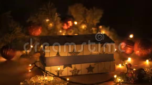 圣诞礼品盒装饰圣诞树和蜡烛灯在木桌上与博克灯视频的预览图