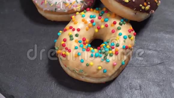 甜圈在黑暗的背景上旋转传统的美式甜视频的预览图