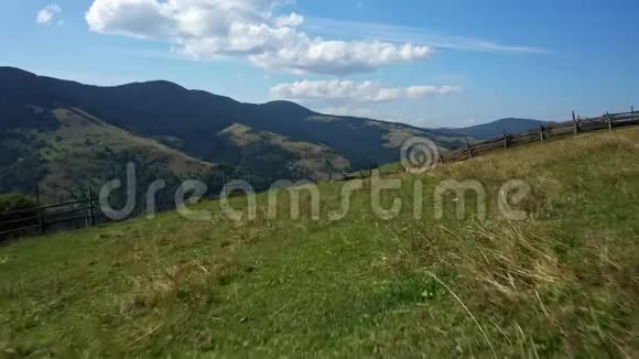 喀尔巴阡山鸟瞰喀尔巴阡山晴天视频的预览图