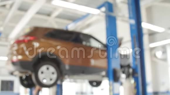 背景模糊汽车技师在车库修理汽车视频的预览图