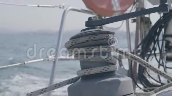 水手在海上游艇上航行时使用帆绞车和绳索视频的预览图