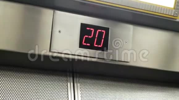 展示电梯或电梯摩天大楼视频的预览图