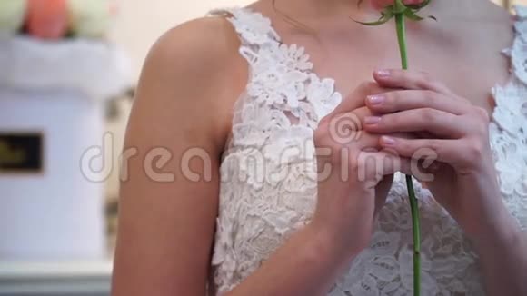 新娘手捧玫瑰的特写镜头视频的预览图
