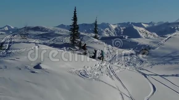 从无人驾驶的滑雪者出发在雪山上坡上行滑雪视频的预览图