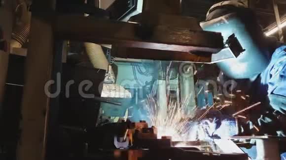 员工焊接汽车部分视频的预览图