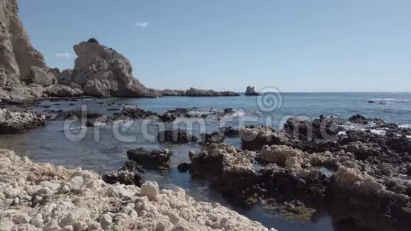 罗兹地中海沿岸的岩石上的波浪视频的预览图