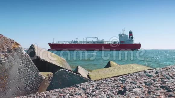 化学油轮船舶航行到石头视频的预览图