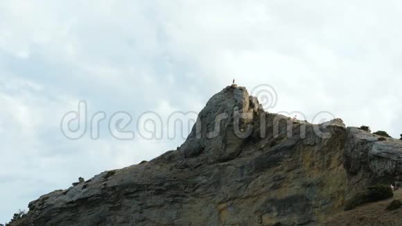 一个人站在悬崖顶上视频的预览图