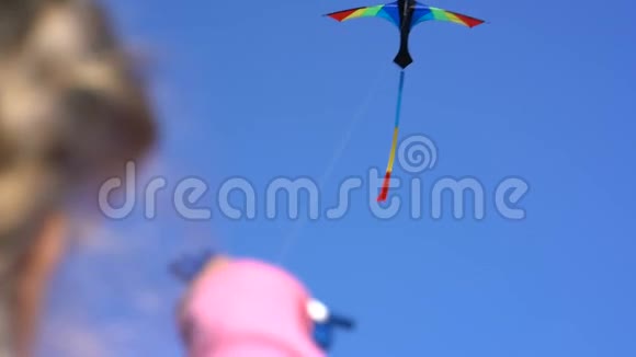 天空中一只风筝在女孩手中晴朗的一天视频的预览图
