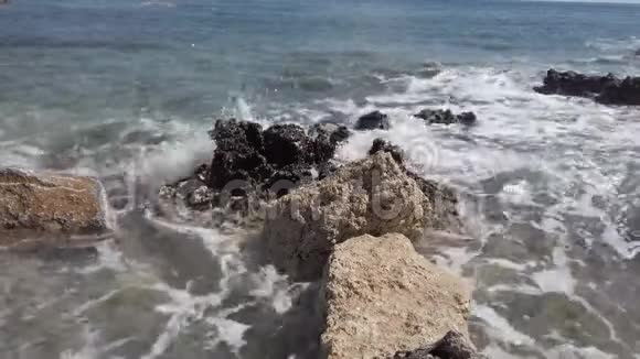 罗兹地中海沿岸的岩石上的波浪视频的预览图
