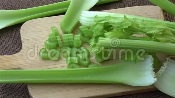 新鲜蔬菜芹菜未煮熟的蔬菜视频的预览图
