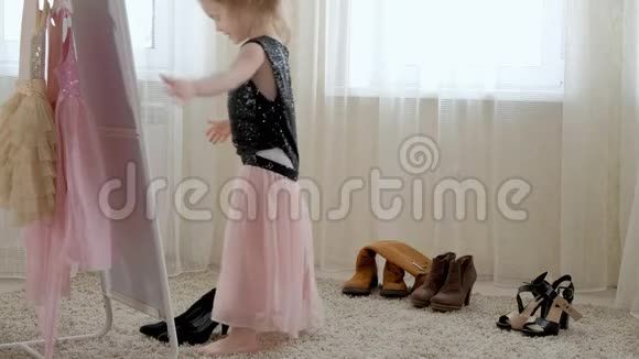 小女孩在试穿木乃伊鞋子视频的预览图