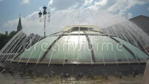 美丽的城市喷泉在夏天水溅成一个圆圈视频的预览图